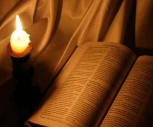 пазл Библия и свечку на алтаре